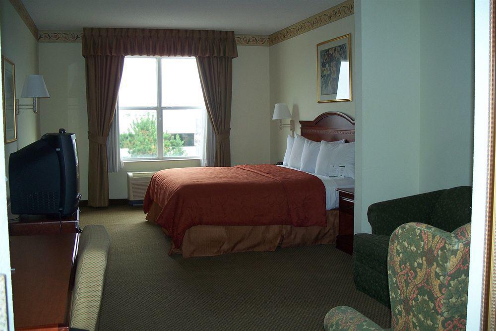 Hotel Express & Atlanta Ne- By Ihg